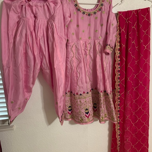 Pure  four side embroidery dupta salwar length 39 kammez sleeve length 16 - Picture 4 of 5